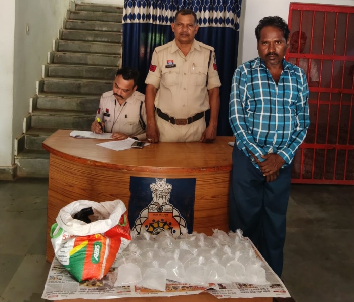 नशे के अवैध कारोबार पर रतनपुर पुलिस की कार्रवाई, मुखबिर की सूचना पर गोसाईपारा में दबिश—20 लीटर महुआ शराब बरामद, आबकारी एक्ट के तहत आरोपी गिरफ्तार कर न्यायिक रिमांड पर भेजा गया