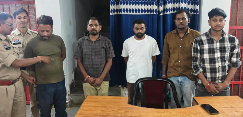 पप्पू निर्मलकर के मकान पर पुलिस की दबिश, संदिग्ध परिस्थितियों में एकत्रित मिले 5 लोगों पर कार्रवाई! अपराध एवं असामाजिक गतिविधियों पर अंकुश लगाने पुलिस ने BNSS धारा 170 के तहत सभी को जेल भेजा