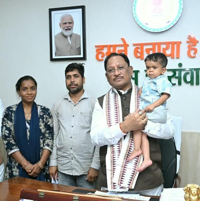 बेटे के महंगे इलाज की चिंता में डूबे किसान पिता को CM साय ने दिया बड़ा सहारा, दुर्लभ बीमारी से जूझ रहे 10 वर्षीय रिमोन के लिए तत्काल स्वीकृत किए 12 लाख रुपये; मुख्यमंत्री को गीत सुनाकर नन्हे रिमोन ने कहा शुक्रिया