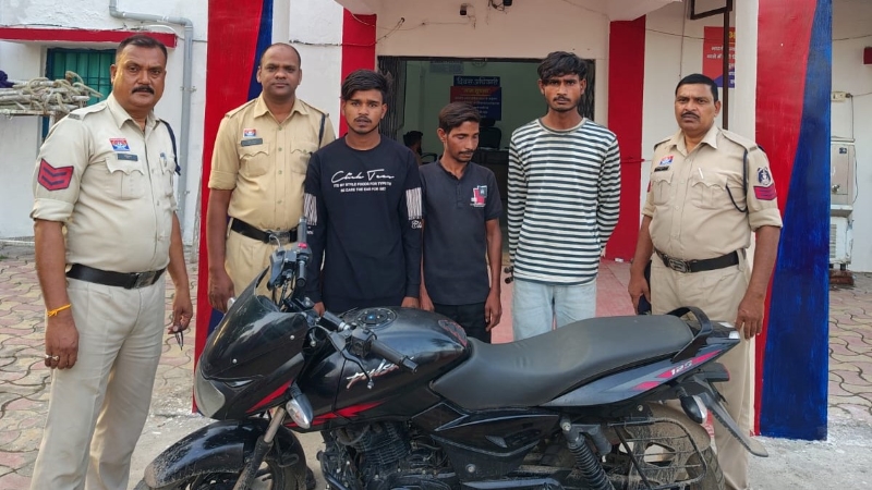 मोटरसाइकिल चोरी का खुलासा, नैला पुलिस की त्वरित कार्रवाई से तीन आरोपी गिरफ्तार; 19 और 32 वर्षीय आरोपियों से चोरी की पल्सर बरामद, पुलिस अधीक्षक के निर्देशन में हुई कार्रवाई