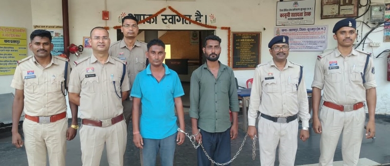 बैंक से रकम निकालकर निकले शख्स को बनाया निशाना, सीट के नीचे और गमछे में छिपाए थे चोरी के रुपये! प्रतापपुर पुलिस ने दो आरोपियों को दबोचा, दो अन्य की तलाश जारी