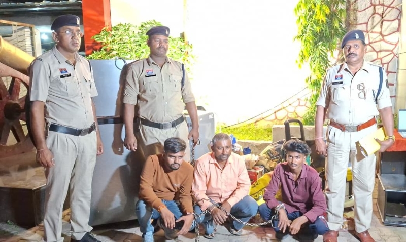 सूने मकान की रेकी, दरवाजा तोड़कर चोरी और फिर सामान बेचने का खेल! दुर्ग पुलिस ने किया बड़ा खुलासा, 5 लोग अभिरक्षा में; चोरी का माल खरीदने वालों पर भी कार्रवाई, 2 आरोपियों की तलाश जारी