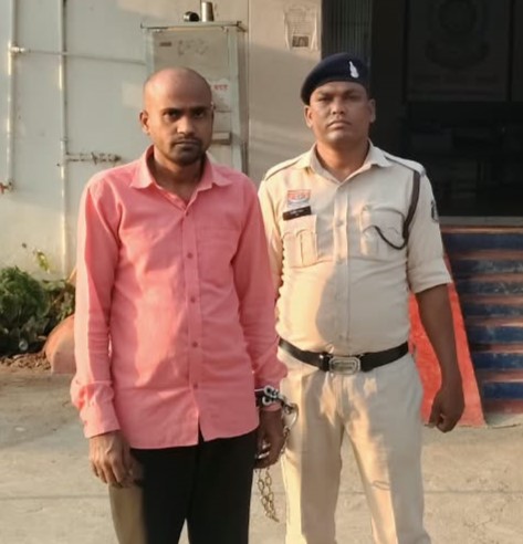 किसानों की मेहनत से खिलवाड़! नकली लेबल लगाकर खाद खपाने का आरोप, बिना प्राधिकार पत्र चल रहा था कारोबार — बलौदाबाजार पुलिस की कार्रवाई में ‘शिव ट्रेडर्स’ का संचालक गिरफ्तार, गोदाम से खाद की बोरियां और 34 बाल्टियां जब्त