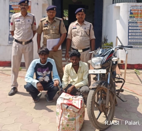 तालाब के पास शराब तस्करी का खेल, पुलिस ने घेराबंदी कर दो शराब कोचियों को दबोचा! ₹9,840 की अंग्रेजी शराब के साथ अवैध परिवहन में इस्तेमाल मोटरसाइकिल भी जब्त