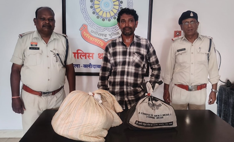 घर की बाड़ी बनी गांजा छिपाने का ठिकाना, पुलिस की रेड में खुला नशे के कारोबार का राज! बलौदाबाजार में 8.718 किलो गांजा जब्त, 1.75 लाख रुपये कीमत के मादक पदार्थ के साथ 37 वर्षीय आरोपी गिरफ्तार