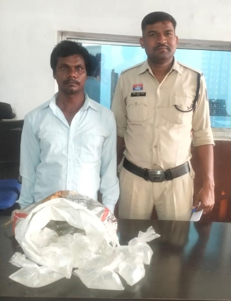 “दृष्टि हेल्पलाइन पर मिली सूचना और बिटकुली में पुलिस की दबिश! छोटे-छोटे पाउच में बेचने के लिए रखी 7 लीटर अवैध महुआ शराब जब्त, 43 वर्षीय आरोपी देवचरण टंडन गिरफ्तार