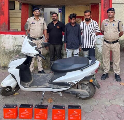 ऑफिस के बाहर से ई-स्कूटर चोरी, फिर बैटरियां बेचकर खपाने की कोशिश! CCTV और मुखबिरों की मदद से रायपुर पुलिस ने खोला चोरी का राज, 3 आरोपी गिरफ्तार; चोरी का वाहन और 5 बैटरियां जब्त
