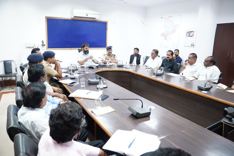 जशपुर के दशहरा उत्सव में सुरक्षा का कड़ा पहरा, रावण दहन से रथ यात्रा तक प्रशासन अलर्ट; रणजीता स्टेडियम में बैरिकेडिंग, अग्निशमन और मेडिकल टीम की रहेगी व्यवस्था