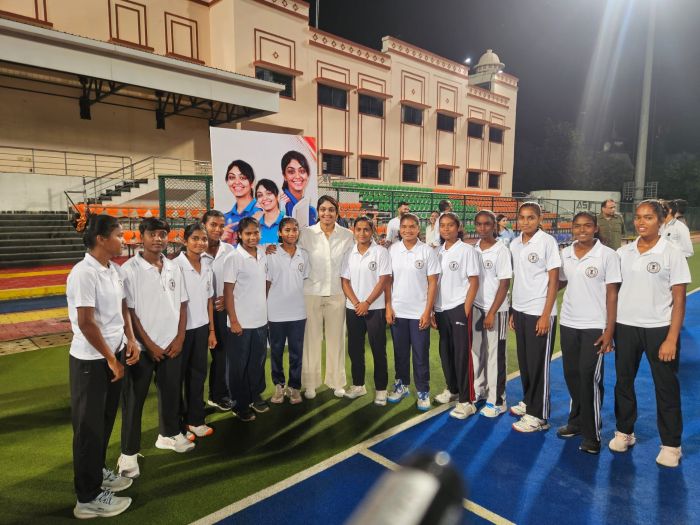 भारतीय क्रिकेट स्टार हरलीन देओल से मिले हॉकी अकादमी के खिलाड़ी, मिला देश के लिए खेलने का मंत्र! मेहनत, अनुशासन और आत्मविश्वास का दिया संदेश, जनजातीय अंचलों के खिलाड़ियों को दिखाया बड़े सपनों का रास्ता