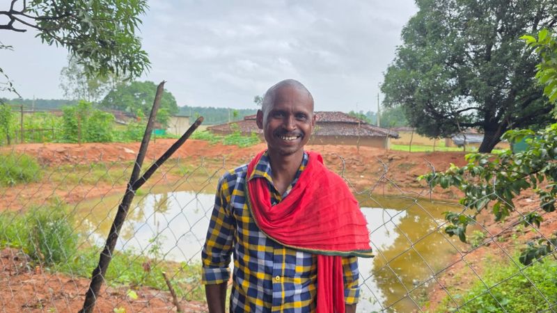 खाली जमीन बनी कमाई का नया जरिया, बारिश के पानी से भरी डबरी में फूना राम ने डाले मछली बीज! सरगुजा के पहाड़ी कोरवा परिवार को अतिरिक्त आमदनी की उम्मीद, सेवा संकल्प अभियान में सामने आई बदलाव की कहानी