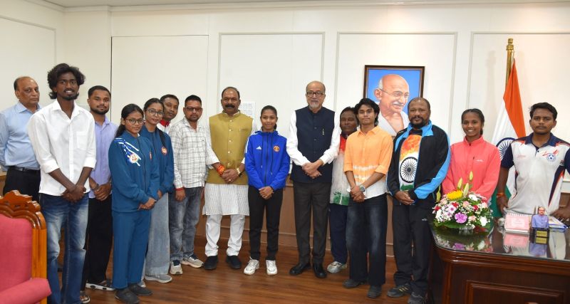 किसी ने जीते स्वर्ण पदक, किसी ने खेल जगत में बनाई अंतरराष्ट्रीय पहचान… छत्तीसगढ़ की प्रतिभाओं से मिले राज्यपाल रमेन डेका! लोकभवन में खिलाड़ियों का सम्मान, मेहनत और अनुशासन को बताया युवाओं के लिए प्रेरणा।