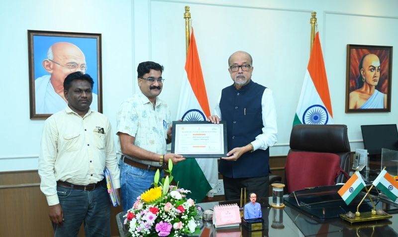 गणतंत्र दिवस पर कर्तव्य पथ और स्वतंत्रता दिवस पर राष्ट्रपति भवन में बिखेरा लोककला का रंग! छत्तीसगढ़ के गेड़ी नर्तक अनिल गढ़ेवाल पहुंचे लोकभवन, राज्यपाल ने की टीम के प्रयासों की सराहना… जानिए क्यों खास है यह उपलब्धि।