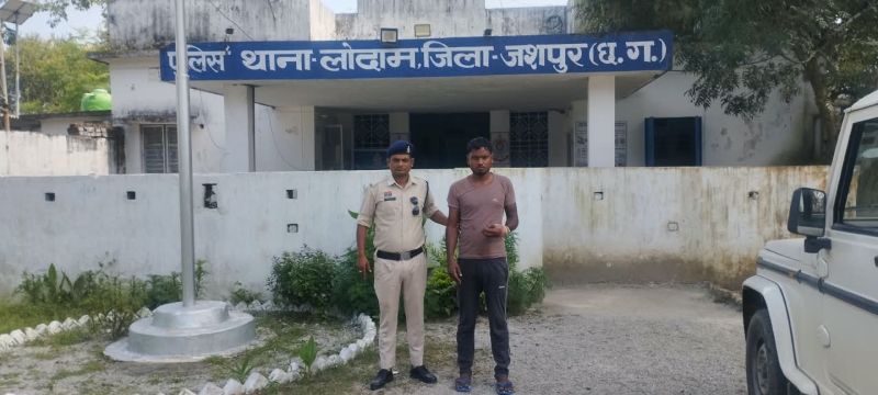 रात के अंधेरे में 4 गौवंश लेकर भाग रहा था पिकअप चालक, पुलिस ने रोका तो हाईवे पर पलट गया वाहन! ‘ऑपरेशन शंखनाद’ में लोदाम पुलिस की बड़ी कार्रवाई, गौवंश मुक्त कराकर आरोपी गिरफ्तार