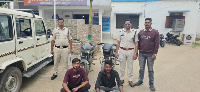 नंबर प्लेट फेंकी, चोरी की बाइक छिपाई… फिर भी पुलिस से नहीं बच सके आरोपी! गांधीनगर पुलिस ने खोली दो वाहन चोरियों की परतें, दो आरोपी गिरफ्तार और दो मोटरसाइकिलें जब्त