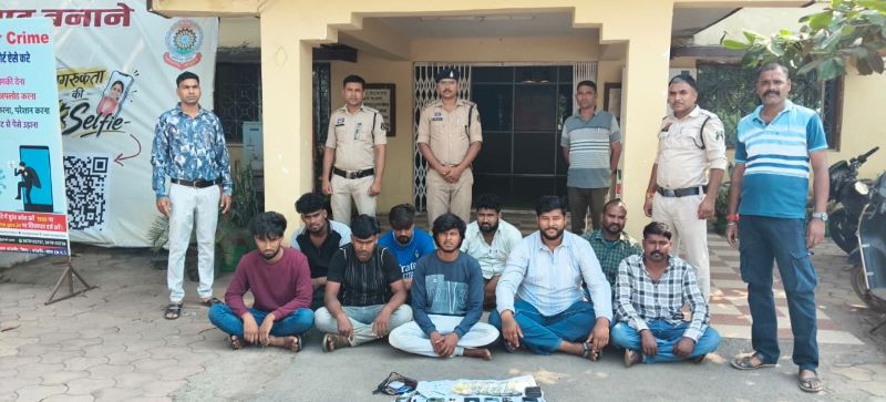 कटरा जंगल में चल रहा था आखिर कौन-सा खेल? पुलिस की अचानक दबिश से जुए के फड़ पर मचा हड़कंप, 9 जुआरी गिरफ्तार; 11 बाइक, ब्रेजा कार, 8 मोबाइल और ₹47,500 नकद जब्त!