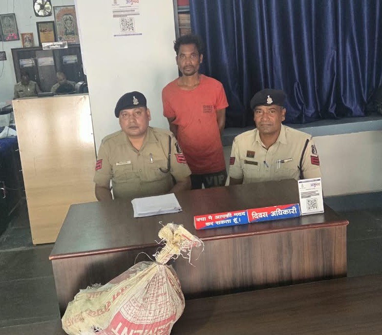 रात 11:55 बजे प्लांट से निकला संदिग्ध, बोरी पटककर लगाई दौड़… लेकिन सुरक्षा गार्ड ने पीछा कर दबोचा! चांपा में 50 किलो सिलिको मैंगनीज चोरी का खुलासा, आरोपी गिरफ्तार!