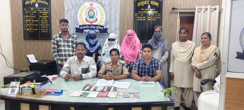 शादी के सपने दिखाकर ऐसे बुना ठगी का जाल कि जमीन बेचकर और उधार लेकर भी पैसे देता रहा शख्स! फर्जी दुल्हन ‘पदमा’ का पर्दाफाश, ₹5.65 लाख की ठगी में 4 महिलाओं समेत 5 आरोपी गिरफ्तार