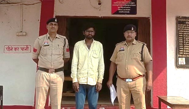 सड़क किनारे छिपा था अवैध महुआ शराब का खेल, पुलिस की एक सूचना ने बिगाड़ दिया पूरा हिसाब! चोरभट्ठी में बड़ी कार्रवाई, 40 लीटर कच्ची शराब के साथ आरोपी रघुवीर कश्यप गिरफ्तार, न्यायिक रिमांड पर भेजा गया