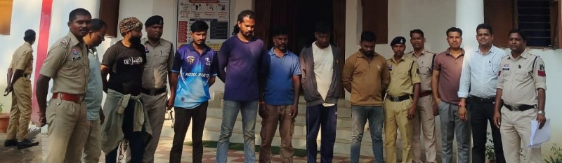 नारायणपुर में जुआरियों पर पुलिस का शिकंजा! ताश की महफिल से 7 पकड़ाए, मौके से नकदी, मोबाइल और जुए का सामान बरामद