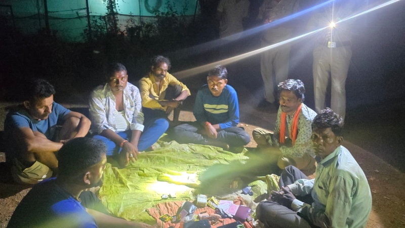 मोबाइल की रोशनी में चल रहा था हार-जीत का खेल, पुलिस की घेराबंदी से मची खलबली! ग्राम सोनेसरार के कोलकी रास्ते पर जुआ खेलते 7 आरोपी पकड़ाए, ₹94 हजार के मोबाइल और नकदी समेत कुल ₹1,08,100 का सामान जब्त