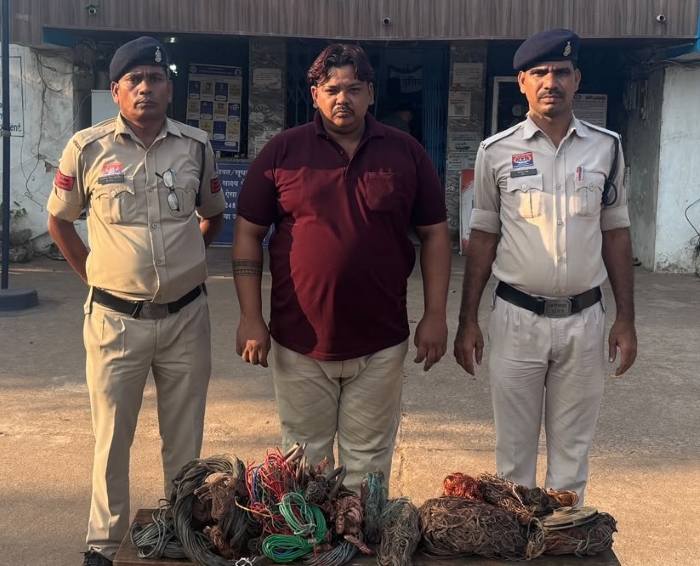 निर्माणाधीन मकान से चोरी हुआ कॉपर वायर आखिर पहुंचा कहां? तीन अन्य चोरियों के तारों के साथ ₹40 हजार में बेचने का खुलासा, चोरी का माल खरीदने वाला कबाड़ी गिरफ्तार; दुकान से रेलवे पटरी में इस्तेमाल होने वाला लोहे का सामान भी बरामद