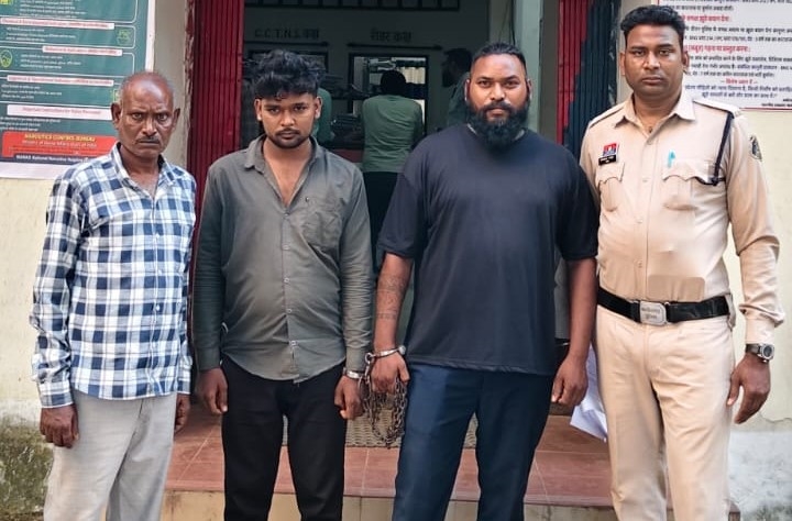 शराब के लिए पैसे मांगे, इनकार करने पर युवक से मारपीट और फिर चाकू बरामद! बिलासपुर के तारबाहर में पुलिस ने घेराबंदी कर आरोपी भूपेश सिंह लोनिया उर्फ राजा को दबोचा, नवरात्रि में शांति भंग करने वाले एक अन्य आरोपी पर भी कार्रवाई