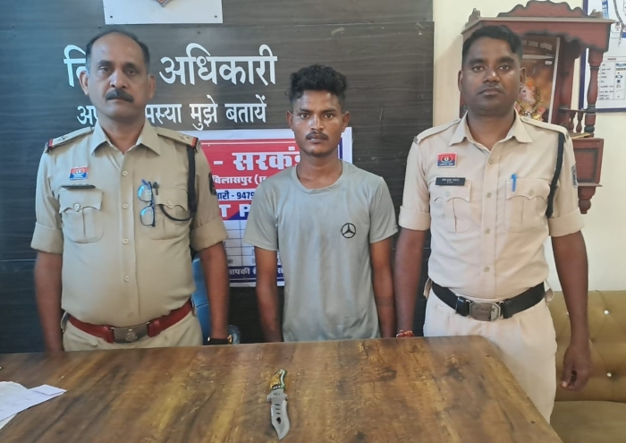 चाकू लहराकर आम लोगों में खौफ पैदा करने की कोशिश, तभी पहुंच गई सरकंडा पुलिस! 22 वर्षीय आदतन बदमाश बब्बन सारथी गिरफ्तार, स्टील का धारदार बटननुमा चाकू बरामद; न्यायालय के आदेश पर भेजा गया जेल