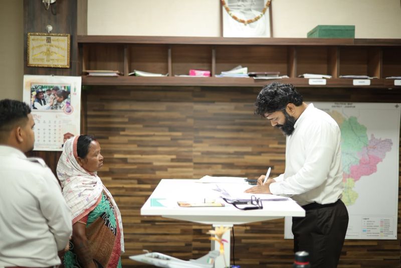 जशपुर कलेक्टोरेट में जनदर्शन के दौरान सामने आईं आमजन की समस्याएं, 45 आवेदनों पर कलेक्टर ने लिया संज्ञान! अधिकारियों को समयसीमा में निराकरण और आवेदकों को जानकारी देने के निर्देश