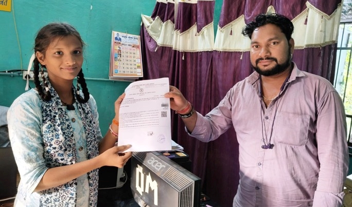 न तहसील के चक्कर, न लंबा इंतजार… मोबाइल पर ही मिल गए बेटी के तीन जरूरी प्रमाण पत्र! सेवा सेतु ने आसान की सुमन की राह, आयुषी के आय, जाति और निवास प्रमाण पत्र कुछ ही दिनों में तैयार