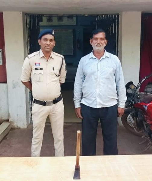चरित्र पर शक में सोती पत्नी की बसुले से हत्या, फिर घर में ताला लगाकर फरार हुआ पति! रेलवे स्टेशन से भागने की फिराक में 61 वर्षीय आरोपी गिरफ्तार