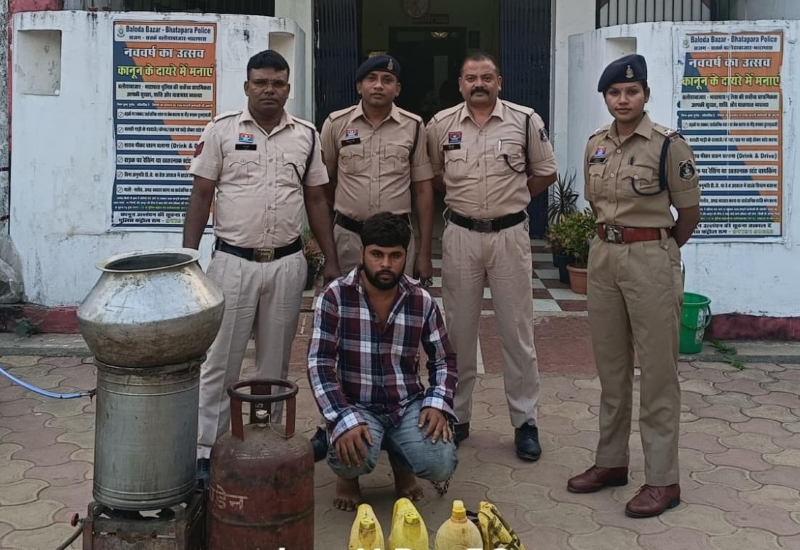 “दृष्टि हेल्पलाइन पर मिली सूचना, जंगलोर में पुलिस की दबिश! 15 लीटर महुआ शराब, 7 पाव देसी शराब और शराब बनाने का सामान जब्त, आरोपी गिरफ्तार