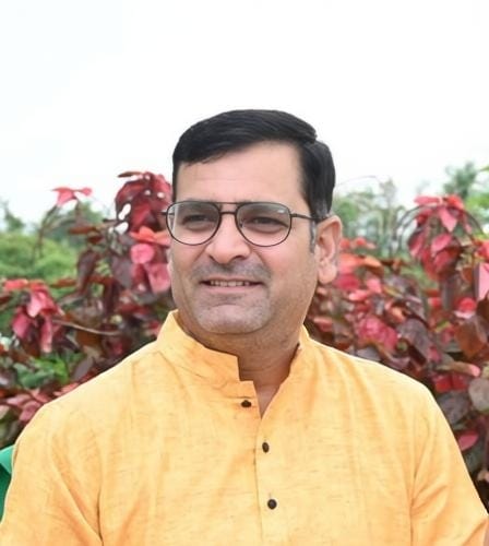 रजिस्ट्री में बचे 46,846 रुपये तो अभिलाष ने बहनों को कर दिए उपहार! आखिर कैसे महज 500 रुपये में हुआ पारिवारिक हकत्याग का पंजीयन? शासन की पहल से आर्थिक बोझ हुआ कम, बचत की रकम ने परिवार में बिखेरी खुशियां