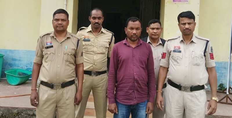 सड़क किनारे मिला 40 वर्षीय व्यक्ति का शव, जांच में सामने आई विवाद की कहानी! सरगुजा के सोयदा खुटेनपारा में हत्या के मामले में लखनपुर पुलिस की कार्रवाई, आरोपी गिरफ्तार; निशानदेही पर वारदात में इस्तेमाल टांगी बरामद