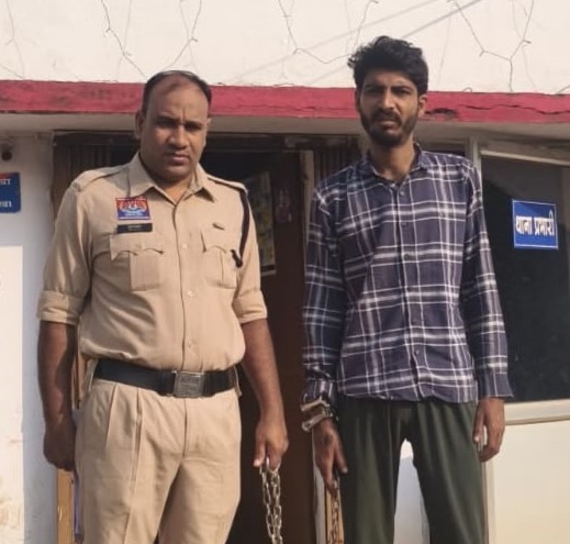 रायपुरा अंडरब्रिज के पास झोले में क्या लेकर ग्राहक तलाश रहा था युवक? पुलिस ने 32 पाव अवैध शराब के साथ दबोचा