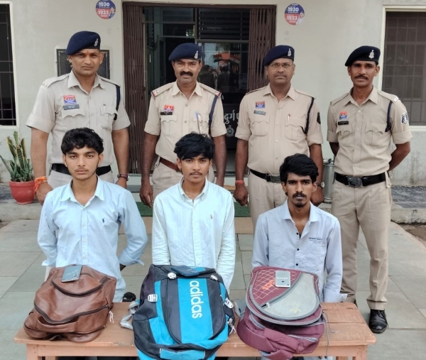 राजस्थान से दुर्ग पहुंचे 3 युवक, बैग में मिला 15.737 किलो गांजा! पुलगांव पुलिस की घेराबंदी में पकड़े गए तीनों