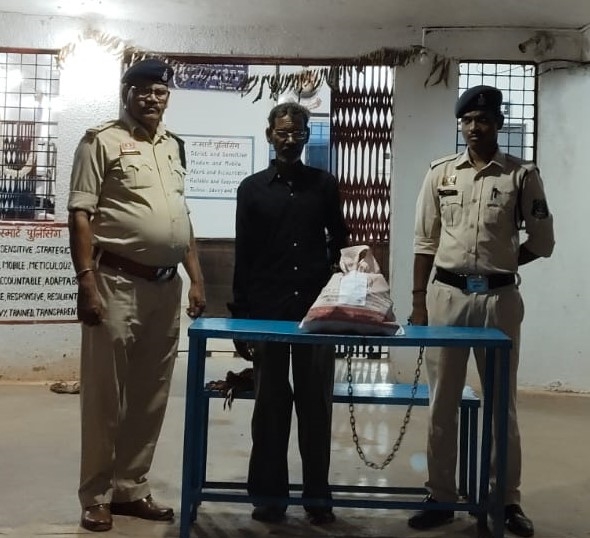 शिवनाथ नदी के रास्ते शराब ला रहा था 65 वर्षीय बुजुर्ग, सिल्ली में पुलिस ने दबोचा! 30 पौवा और वाहन जब्त