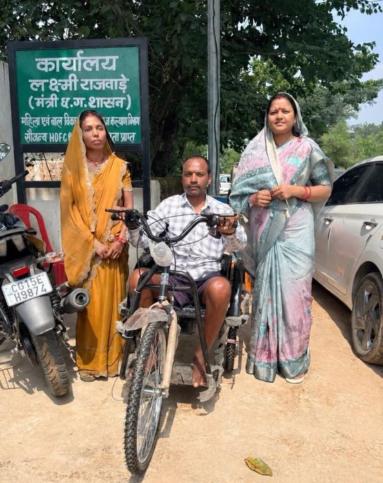 एक मुलाकात ने बदली धनेश्वर साहू की राह! लक्ष्मी राजवाड़े ने निभाया वादा, सेवा संकल्प अभियान के तहत मिली बड़ी राहत