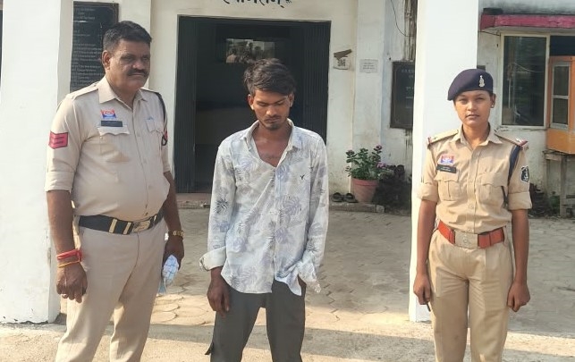 घर-आंगन में महिला से छेड़छाड़, विरोध करने पर ससुर से भी मारपीट! बिलासपुर की हिर्री पुलिस ने त्वरित कार्रवाई कर आरोपी को भेजा न्यायिक रिमांड पर