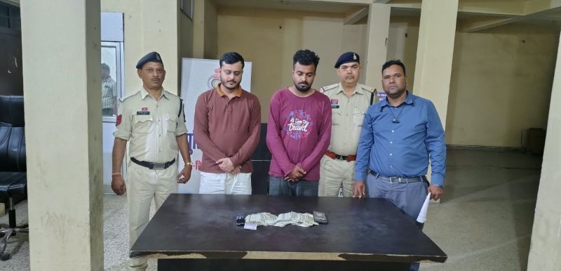 पहले QR कोड की फोटो, फिर खाते में रकम और उसके बाद बैंक खाता होल्ड! च्वाइस सेंटरों को निशाना बनाने वाला कथित ठगी नेटवर्क बेनकाब, कार-स्कूटी समेत नकदी और मोबाइल जब्त