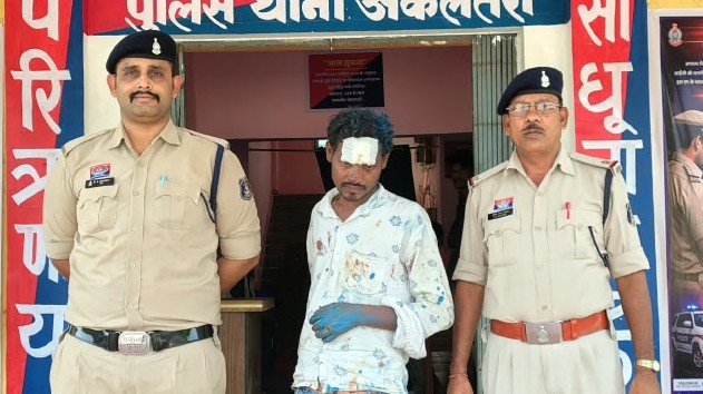 घरेलू विवाद बना खौफनाक वारदात की वजह! पत्नी को जिंदा जलाने के आरोप में फरार पति पर अकलतरा पुलिस का शिकंजा, देर रात रायपुर में दी दबिश और कर लिया गिरफ्तार