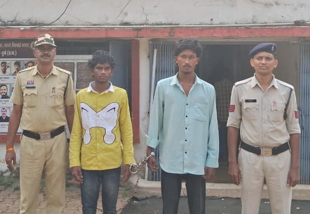 ₹20 हजार की चोरी, फिर पुलिस की जांच में मिले आधार-पैन कार्ड और स्कूटी! सिविक सेंटर शराब भट्ठी कांड में दो गिरफ्तार, बरामदगी के बाद भी एक आरोपी फरार