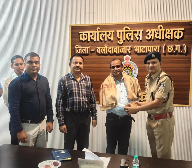 2012 से बलौदाबाजार पुलिस कार्यालय की संभाल रहे थे जिम्मेदारी, अब रायपुर ग्रामीण में नई पारी! उप निरीक्षक पवन बंदे को शाल-श्रीफल देकर दी गई भावुक विदाई