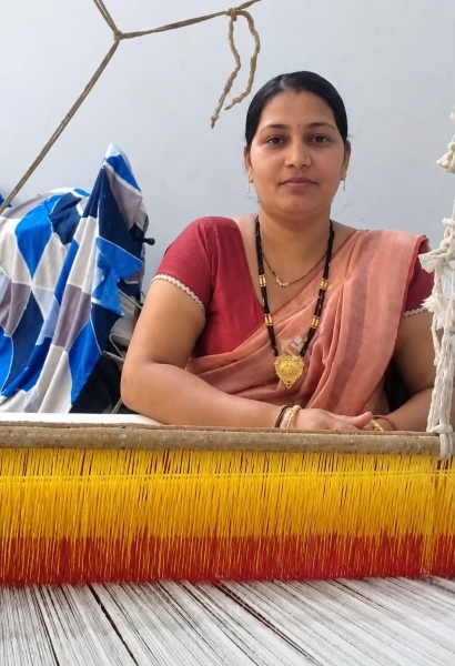 लकड़ी के पुराने करघे से लोहे के उन्नत करघे तक का सफर! टोकेश्वरी साहू के बुनाई काम में कैसे आया बदलाव, अब मेहनत कम और उत्पादन बढ़ाने का मौका