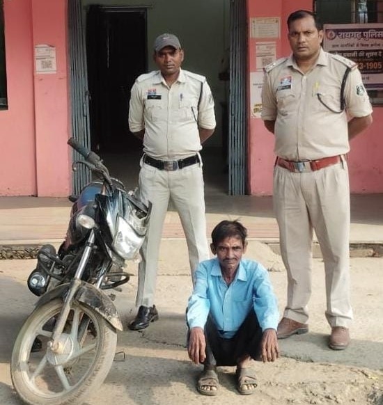 10 हजार रुपये में गांजे की खेप बेचकर हुआ था फरार, गांव में छिपे आरोपी तक ऐसे पहुंची पुलिस! रायगढ़ में तस्करी के मामले में बजाज प्लेटिना भी जब्त