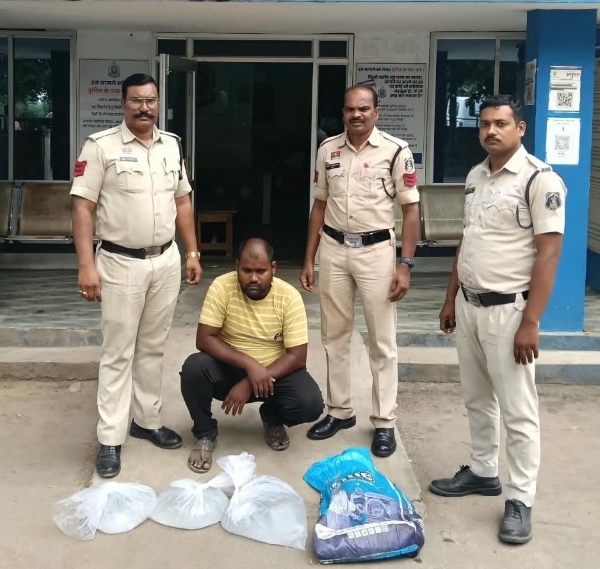 ओवरब्रिज के नीचे चल रहा था अवैध शराब का खेल? रजघटा मोड़ पर घेराबंदी कर पुलिस ने पकड़ा आरोपी, महुआ शराब से लेकर मोटरसाइकिल तक सब जब्त