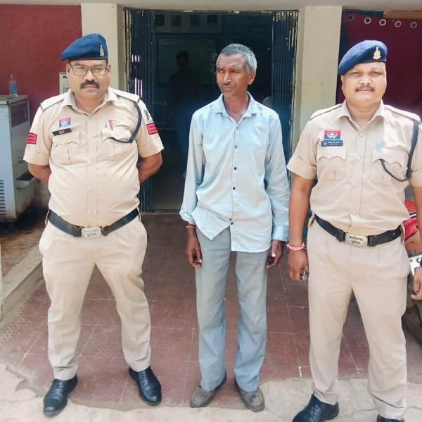 तालाब के पास मिली थी खून से लथपथ लाश, महीनों नहीं बल्कि DNA के एक खुलासे ने पलट दी जांच! कपड़ों और डंडे पर मृतक के खून के निशान मिलने के बाद पुरानी रंजिश में हत्या का खुलासा