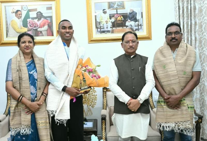 जशपुर के छोटे से गांव से एशियन गेम्स तक! अनिमेष कुजूर ने कांस्य जीतकर रचा इतिहास, CM विष्णु देव साय से मुलाकात में क्या हुई खास चर्चा?