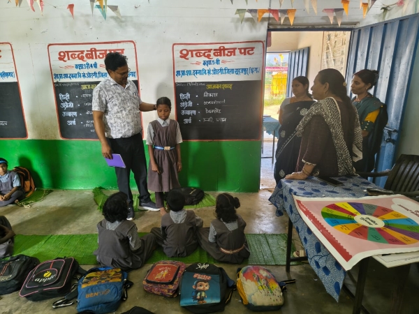 एक पट्टिका, हर दिन नए शब्द और सीखने का नया तरीका! सूरजपुर के स्कूलों में ‘शब्दबीज’ से बच्चों की भाषा और आत्मविश्वास को मिल रही नई उड़ान