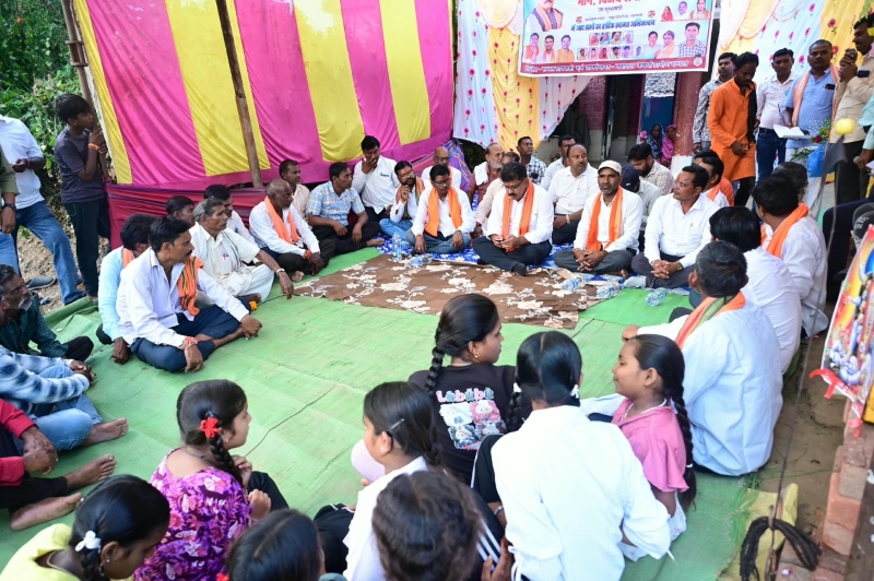ग्रामीणों के बीच जमीन पर बैठे उप मुख्यमंत्री विजय शर्मा, सड़क की शिकायत पर तुरंत एक्शन! गांवों को दी ₹74.80 लाख के विकास कार्यों की सौगात