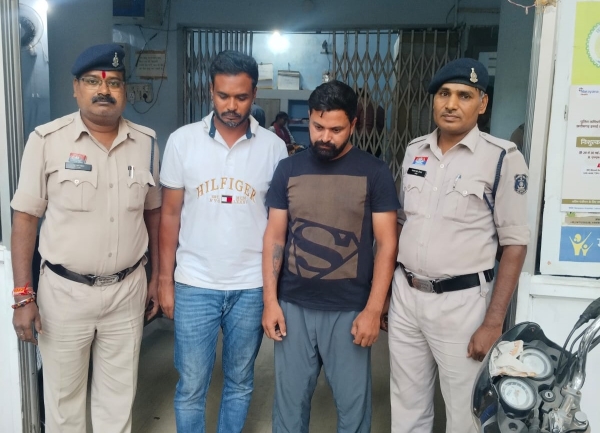 मामूली लेन-देन के विवाद ने लिया खौफनाक मोड़! बेल्ट से हमला कर मोबाइल और एक्टिवा की चाबी लूटी, पुलिस ने ऐसे दबोचे दोनों आरोपी!